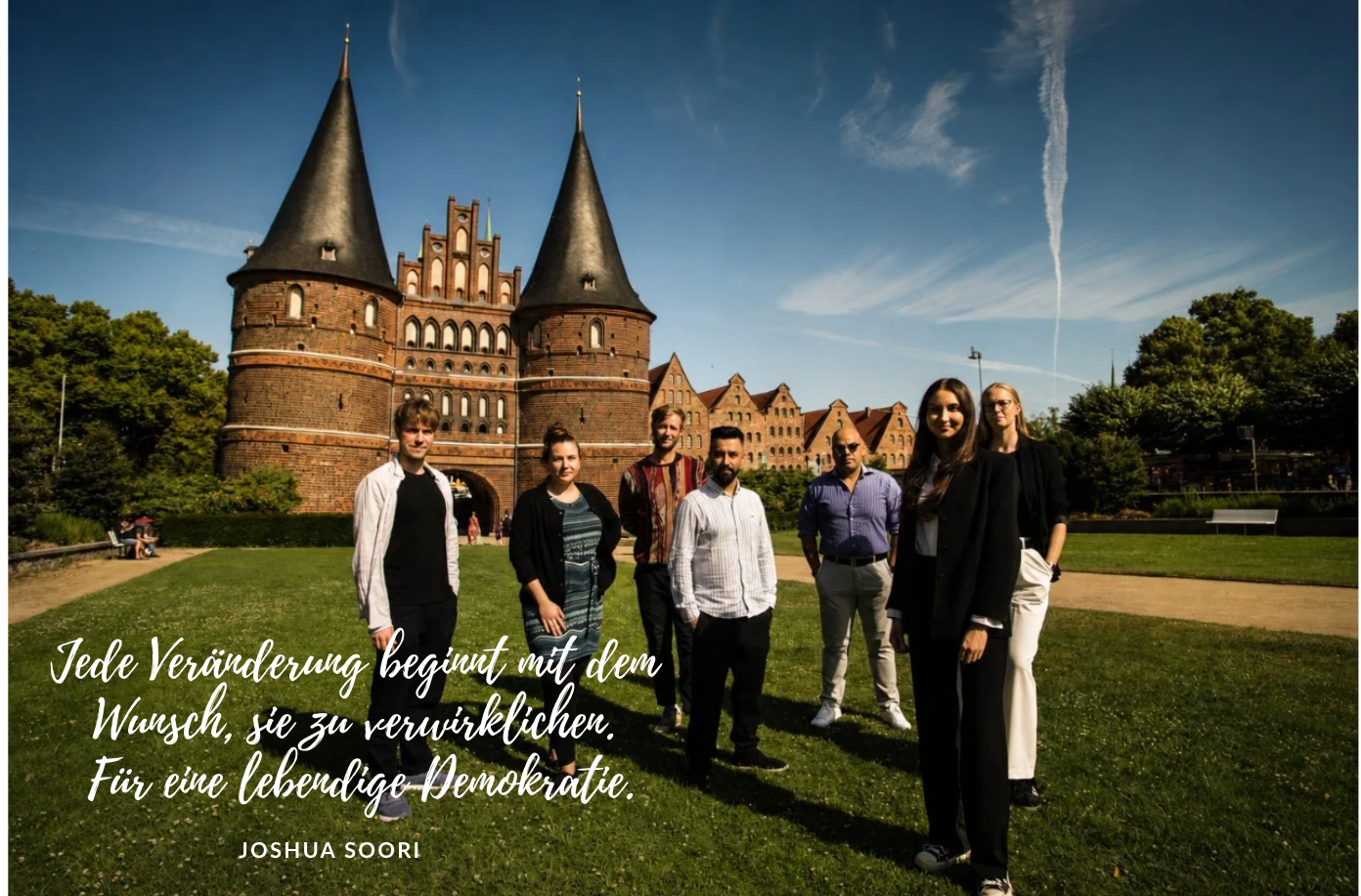 Team des Projekts Wer passt in dein Stadtbild vor dem Lübecker Holstentor.